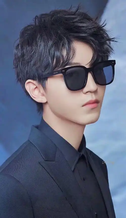 王俊凯墨镜杀合集~霸道总裁凯太酷了#当神仙爱豆遇上眼镜#@tfboys