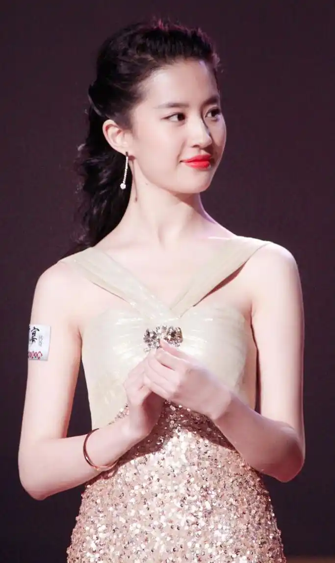 刘亦菲早年出席电影发布会,身穿金色吊带礼服,超模都得逊色几分