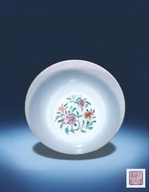 大清道光年制款粉彩花卉纹卧足碗