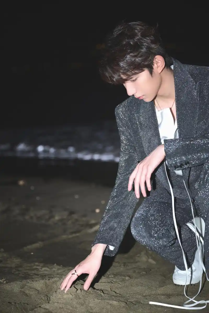 王源超话 在夜晚的海边信步游走,寻找光之来处.