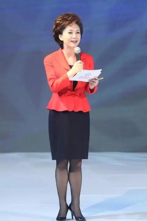 瞧瞧我们的央视元老级人物海霞,原来是央视新闻频道的核心大咖,主持