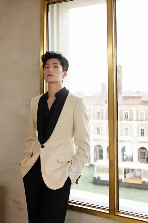 杨洋撑伞插兜#@杨洋威尼斯出席活动第二套造型释出,白色西装矜贵优雅