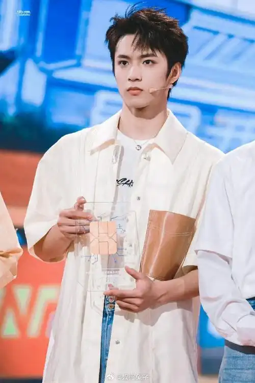 刘耀文剪短发了