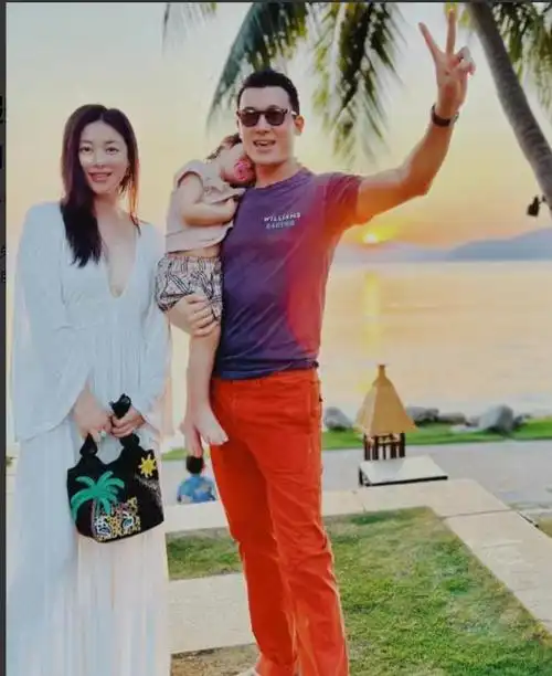 朱珠晒海边度假美照,罕见穿比基尼秀身材,全身零赘肉又辣又性感|李泉