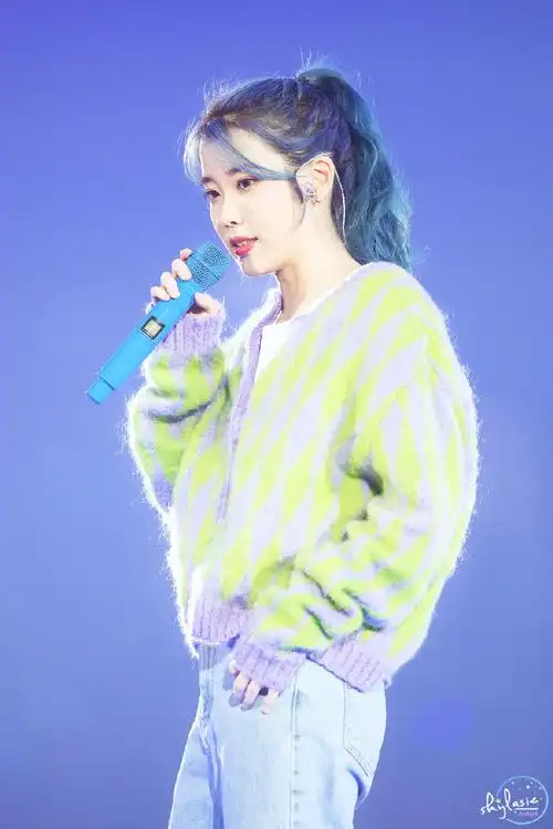 220611 iu相关美图(2019图)今日份蓝发歌手u早安97【cr:logo 】iu