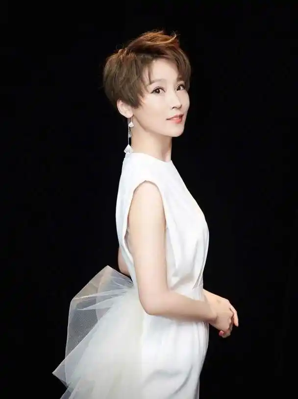 吴京老婆谢楠这次好惊艳真空穿红色西装套装亮相短发好飒