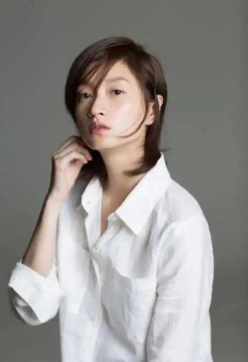 朱亚文老婆怎么瘦成这样!脸部骨骼明显像极周韵,也是骨相美人