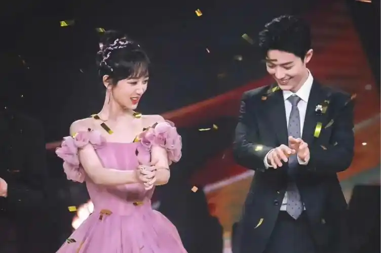 杨紫肖战恋情实锤?两人被拍到用同一辆车