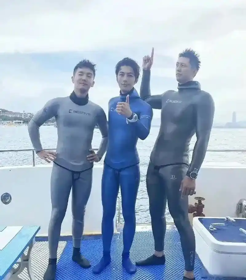 不对比不知道,原来黄景瑜身材这么大只的啊