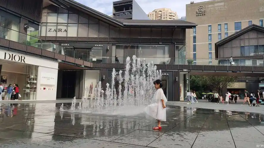 【中国之声】成都太古里近日起禁止挡道街拍 商业拍摄需申请_手机搜狐