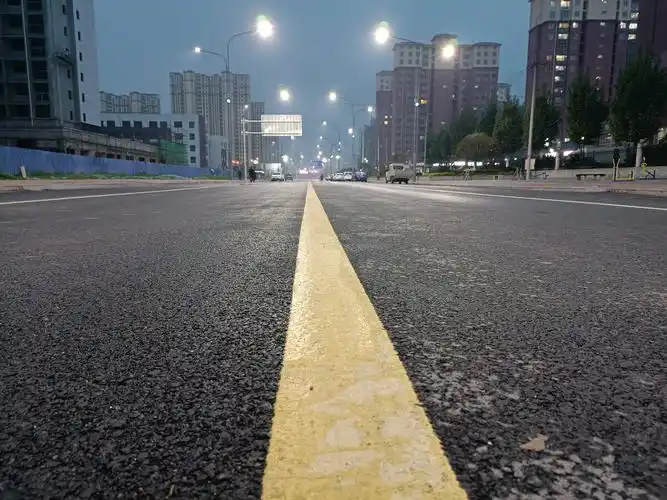 亚洲 中国 安徽 夜晚 城市街道 灯光 马路 的中央 沥青柏油路 路面