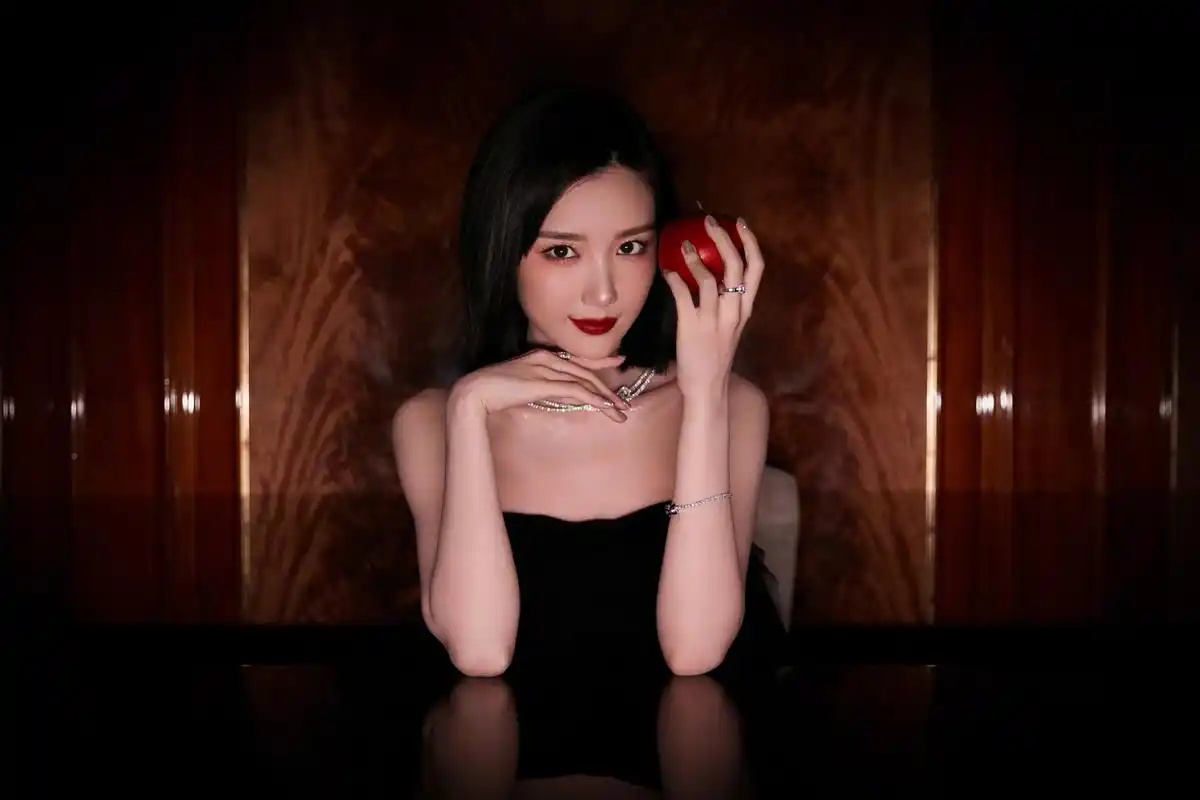 毛晓彤《庆余年2》红衣造型 毛晓彤在《庆余年2》中饰演北齐大公主,一