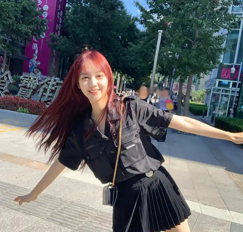 吴亦凡新女友长相清纯甜美,98年的妹子,身材衣品都很赞