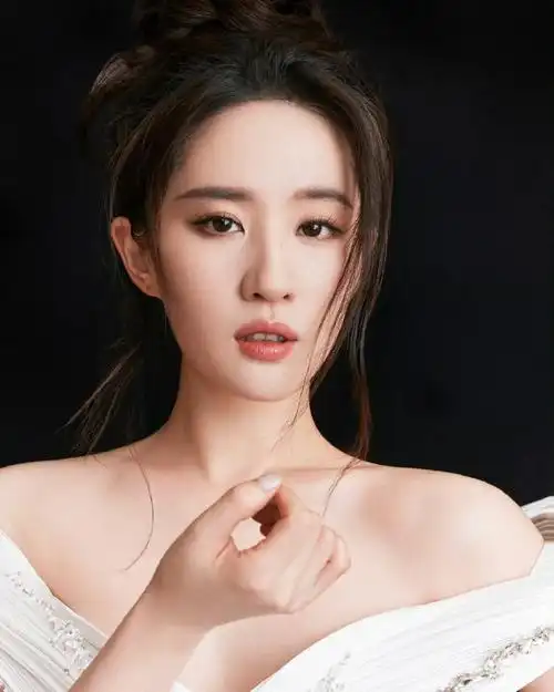 刘亦菲出席今日宝格丽灵蛇系列艺术展