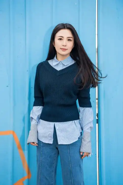 杨童舒曝光治愈系写真 时尚诠释如沐春风的"温柔杀"