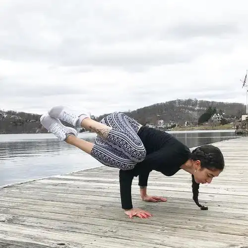 毛晓彤终于逆袭,穿粉色开叉长裙小蛮腰抢镜,配齐刘海少女感十足