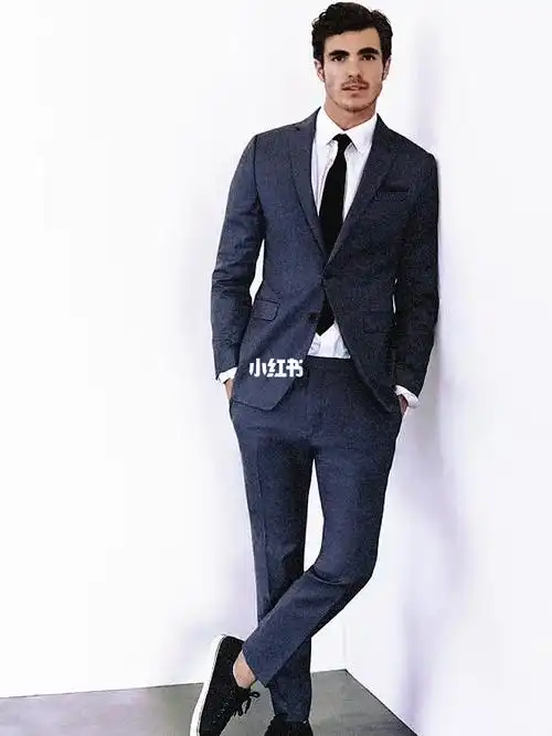 西装搭配板鞋,轻商务风格满满  白t,衬衫都可驾驭#轻商务  #西装搭配