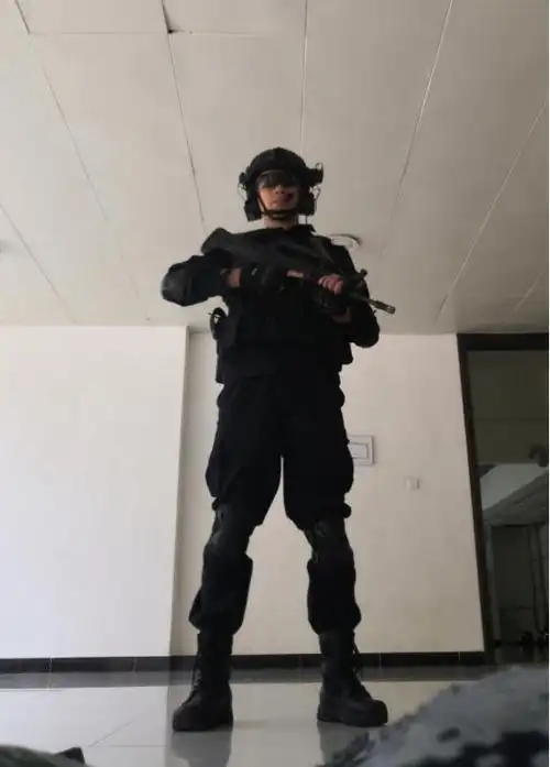 警察,他们有些经常回不了家,没办法陪伴妻儿子女,有的孤身一人,把全身