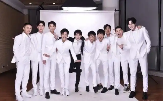 华晨宇快男照片(华晨宇晒13届快男合体照)