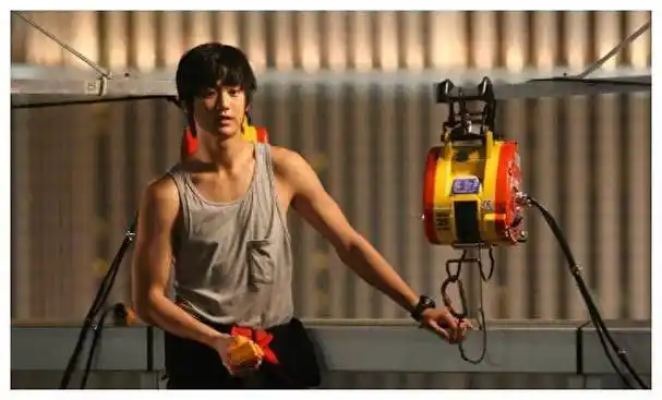 接着就是《伟大的隐藏者》,金秀贤妥妥的肌肉男,前期呆萌后期狠辣