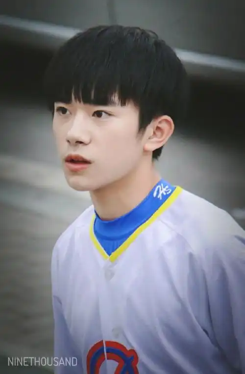 易烊千玺超话2016 /1018 /161018我们的少年时代拍摄剥了壳的水煮蛋