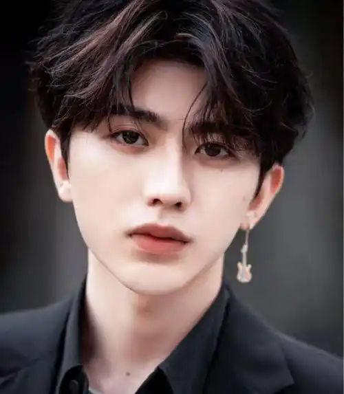 原创蔡徐坤参加活动被抓拍无美颜下颜值满分不愧是修不出来的长相