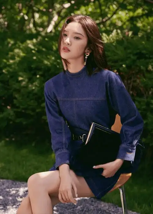 唐艺昕晒时尚唯美写真,俏皮小吊带秀蛮腰网友表示被撩到_张若昀_线条
