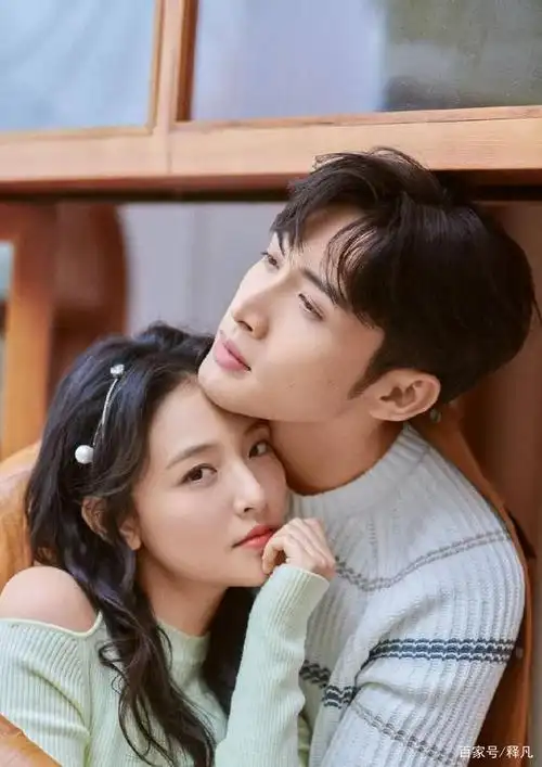 照片中,张彬彬和吴倩眼神温柔甜蜜互动,两人时而依偎时而拥抱,恋爱