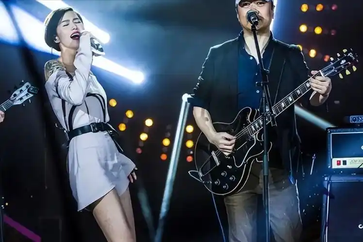 他被称不老男神妻子是著名歌手谭维维今40岁无儿女令人遗憾