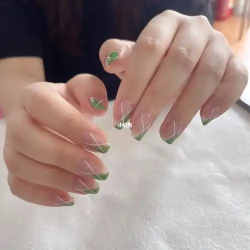 春夏简约时尚温柔时尚法式美甲