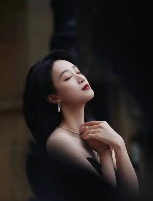 蓝盈莹抹胸长裙街头写真_黑色_锁骨_衣品真