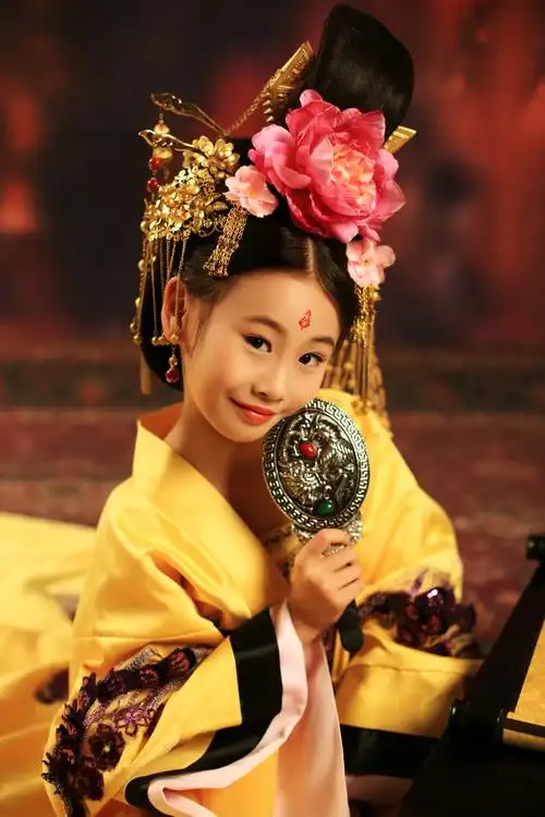 人气小童星何羿霏古装媲美范冰冰 被赞00后萌女神