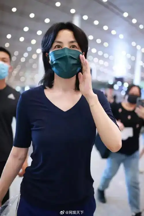 6月21日凌晨,54岁"天后"王菲戴着口罩现身机场启程飞巴黎.