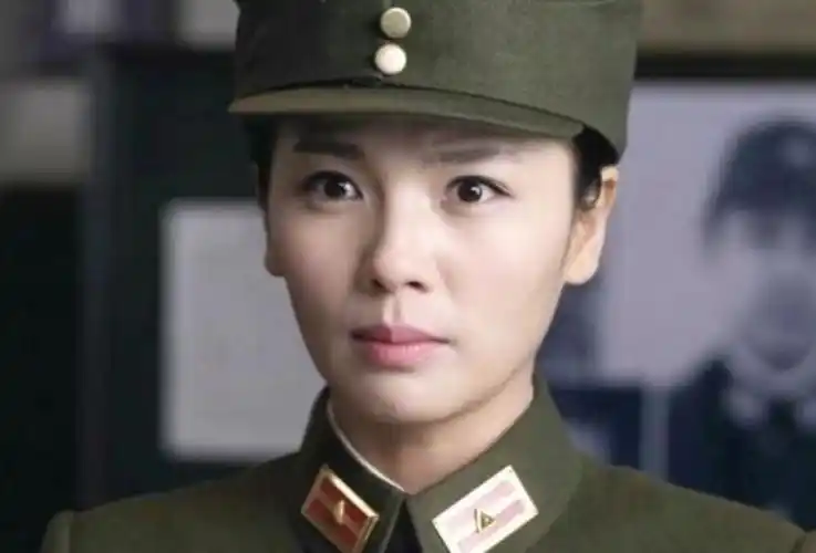 十位女明星的军装照对比