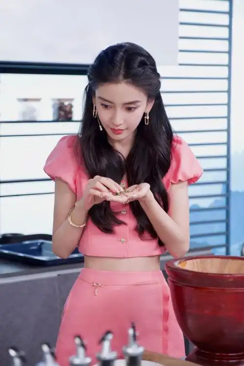 组图:angelababy芭比粉短裙造型甜美灵动 大波浪卷发温婉大方