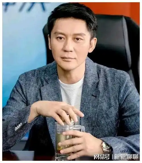 42岁李晨低调现身上海推婴儿车遛娃女儿颜值高酷似爸爸