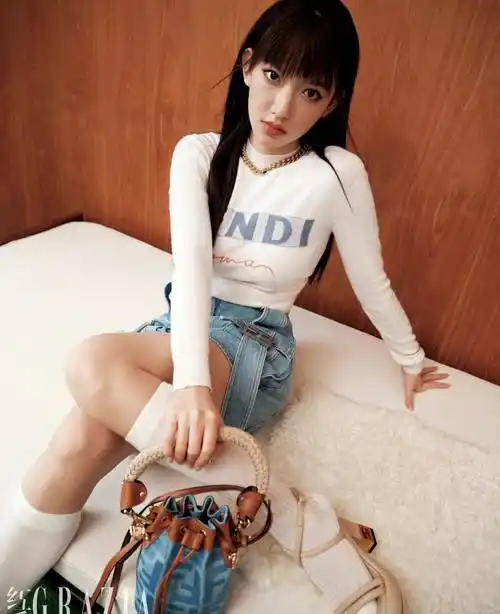 程潇最新杂志大片出炉,火辣短裤秀大长腿,高跟鞋和包包创意十足!