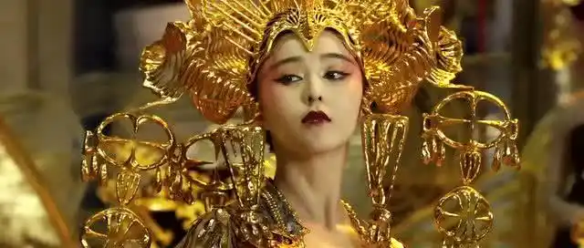 妲己娘娘驾到,看这一身装备,全是纯金打造