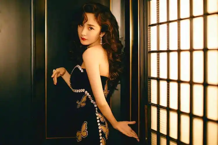 杨幂"封神"穿搭来袭!身着一袭蝴蝶开叉裙,复古优雅,气质绝美