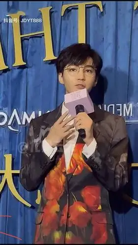 处女座的王俊凯可忍不了这个 接受采访时悄悄把话筒转正