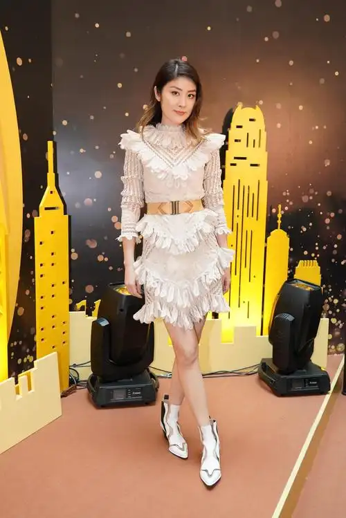 陈慧琳的气质真不是吹的,一袭镂空连衣裙高挑精致,气场全开