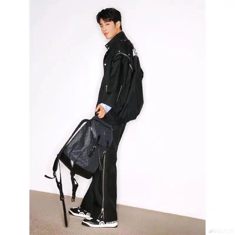 肖战 好长的腿  好帅的颜 - 抖音