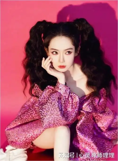 戚薇时装周露面被批瘦成纸片人含胸驼背侧脸浮肿冲上热搜