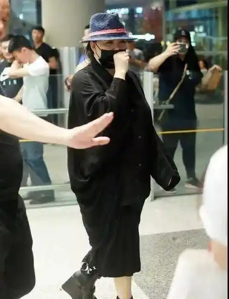 原创48岁张惠妹现身机场,身材让人大跌眼镜