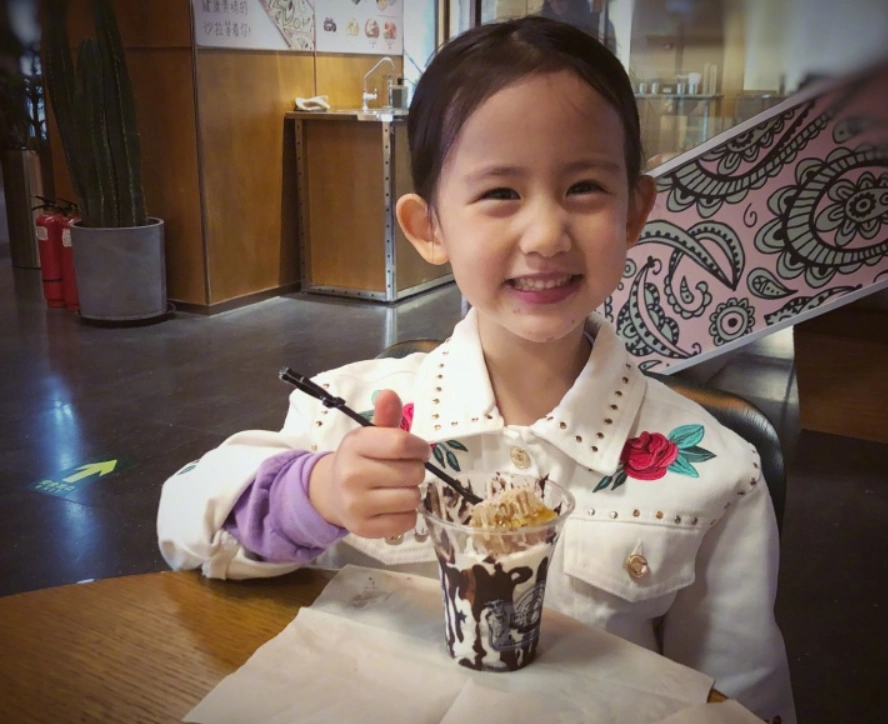 有种"神颜"叫黄磊的二女儿,5岁就惊艳无比,还撞脸"林允儿"