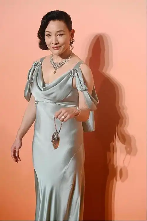 60岁的陈冲不服老穿搭端庄优雅就是身材发福太明显有点显胖