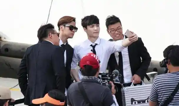 黄渤黄磊合影惊艳全网!老全新节目即将来袭