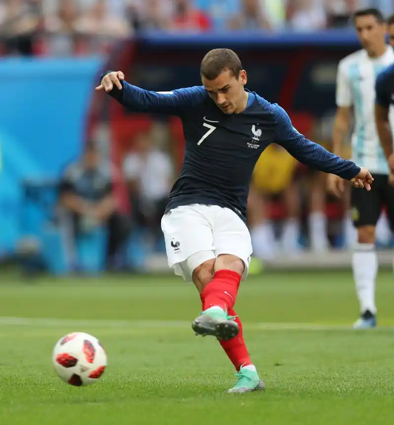 足球——八分之一决赛:法国队格列兹曼首开纪录(6)