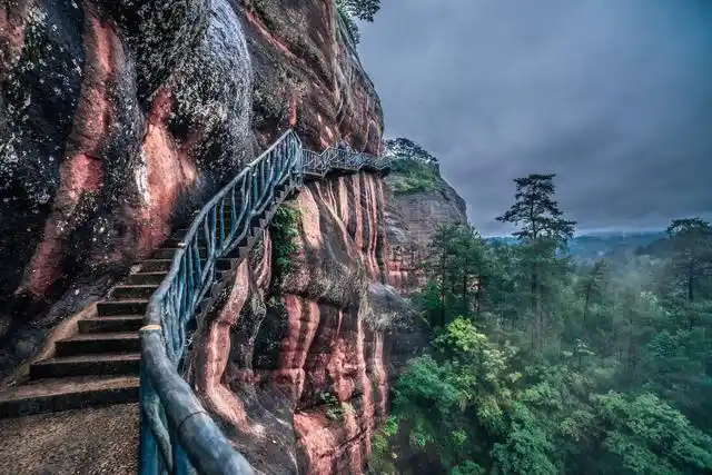 安徽三县交汇处有一处山景,以林,松,石,瀑奇异多姿而出名