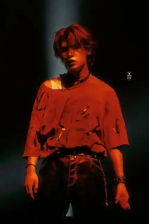黄明昊红发舞台饭拍图